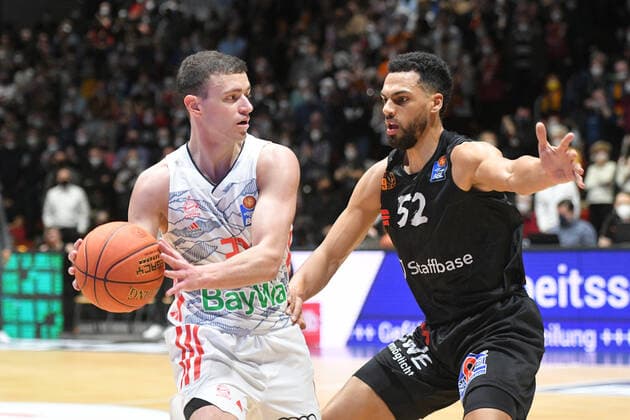 Zan Mark Sisko (FC Bayern Muenchen Basketball) li. und Trent Lockett (Niners Chemnitz) re., Niners Chemnitz vs. FC Bayern Muenchen Basketball, easycredit Basketball Bundesliga, 15.02.2022 Niners Chemnitz vs. FC Bayern Muenchen Basketball, easycredit Basketball Bundesliga, 15.02.2022 Chemnitz Copyright: xBertxHarzer xEibner-xPressefotox