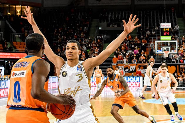 GER, BBL, ratiopharm Ulm vs Basketball Löwen Braunschweig 15.02.2022, ratiopharm arena, Neu-Ulm, GER, BBL, ratiopharm Ulm vs Basketball Löwen Braunschweig, im Bild Semaj Christon (Ulm, 0), Nicholas Tischler (Braunschweig, 3), Sindarius Thornwell (Ulm, 7) nordphotoxGmbHx xHafner nph00200
