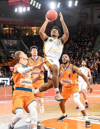 GER, BBL, ratiopharm Ulm vs Basketball Löwen Braunschweig 15.02.2022, ratiopharm arena, Neu-Ulm, GER, BBL, ratiopharm Ulm vs Basketball Löwen Braunschweig, im Bild Tookie Brown (Braunschweig, 0) setzt sich gegen Thomas Klepeisz (Ulm, 22) und Jaron Blossomgame (Ulm, 4) durch und punktet nordphotoxGmbHx xHafner nph00200
