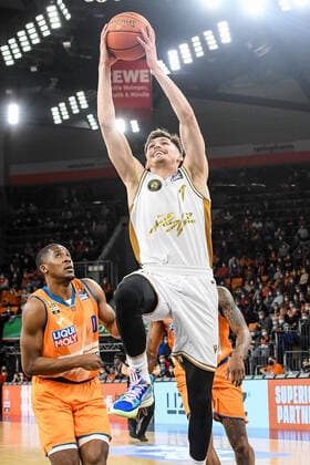 GER, BBL, ratiopharm Ulm vs Basketball Löwen Braunschweig 15.02.2022, ratiopharm arena, Neu-Ulm, GER, BBL, ratiopharm Ulm vs Basketball Löwen Braunschweig, im Bild Semaj Christon (Ulm, 0), David Krämer Kraemer (Braunschweig, 1) nordphotoxGmbHx xHafner nph00200