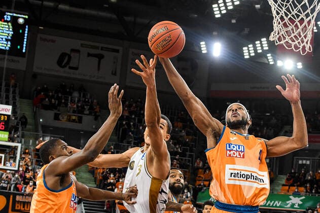 GER, BBL, ratiopharm Ulm vs Basketball Löwen Braunschweig 15.02.2022, ratiopharm arena, Neu-Ulm, GER, BBL, ratiopharm Ulm vs Basketball Löwen Braunschweig, im Bild Semaj Christon (Ulm, 0), Nicholas Tischler (Braunschweig, 3), Jaron Blossomgame (Ulm, 4), Kampf um den Ball nordphotoxGmbHx xHafner nph00200
