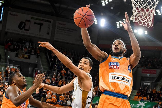 GER, BBL, ratiopharm Ulm vs Basketball Löwen Braunschweig 15.02.2022, ratiopharm arena, Neu-Ulm, GER, BBL, ratiopharm Ulm vs Basketball Löwen Braunschweig, im Bild Semaj Christon (Ulm, 0), Nicholas Tischler (Braunschweig, 3), Jaron Blossomgame (Ulm, 4), Kampf um den Ball nordphotoxGmbHx xHafner nph00200
