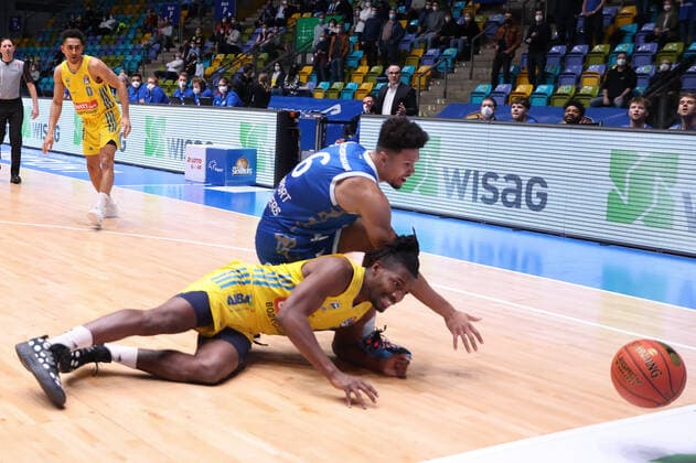 Fraport Skyliners - Alba Berlin, easyCredit-BBL Jaleen Smith (Alba Berlin, 3) und Len Adam Schoormann (Fraport Skyliners, 6) gehen zu Boden. Basketball-Spiel der easyCredit BBL zwischen den Fraport Skyliners und Alba Berlin am 15. Februar 2022 in der Ballsporthalle in Frankfurt am Main., Frankfurt am Main Hessen Deutschland Ballsporthalle