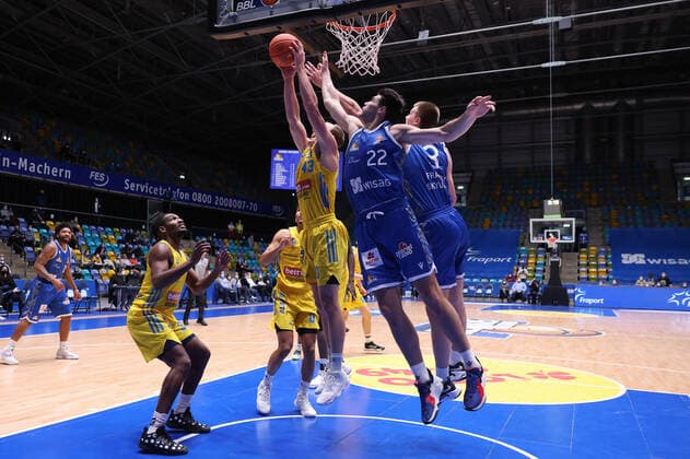 Fraport Skyliners - Alba Berlin, easyCredit-BBL Brooks DeBisschop (Fraport Skyliners, 22) und Matt Haarms (Fraport Skyliners, 3) versuchen Luke Sikma (Alba Berlin, 43) den Ball abzunehmen. Basketball-Spiel der easyCredit BBL zwischen den Fraport Skyliners und Alba Berlin am 15. Februar 2022 in der Ballsporthalle in Frankfurt am Main., Frankfurt am Main Hessen Deutschland Ballsporthalle
