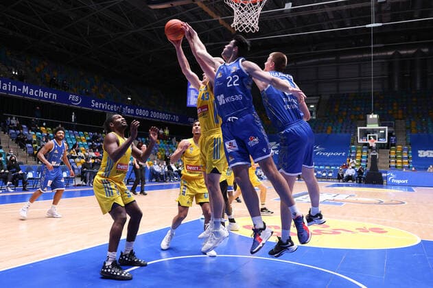 Fraport Skyliners - Alba Berlin, easyCredit-BBL Brooks DeBisschop (Fraport Skyliners, 22) und Matt Haarms (Fraport Skyliners, 3) versuchen Luke Sikma (Alba Berlin, 43) den Ball abzunehmen. Basketball-Spiel der easyCredit BBL zwischen den Fraport Skyliners und Alba Berlin am 15. Februar 2022 in der Ballsporthalle in Frankfurt am Main., Frankfurt am Main Hessen Deutschland Ballsporthalle