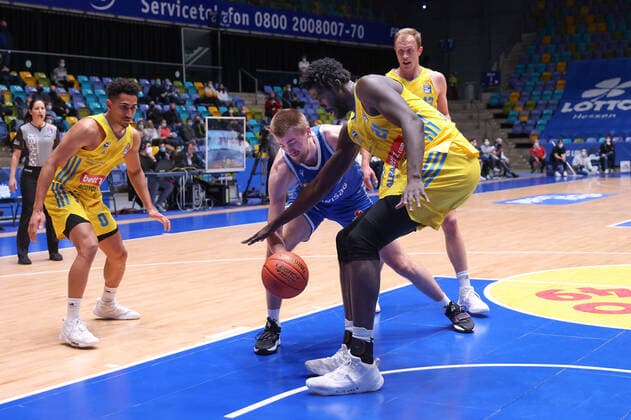 Fraport Skyliners - Alba Berlin, easyCredit-BBL Matt Haarms (Fraport Skyliners, 3) gegen Christ Koumadje (Alba Berlin, 21). Basketball-Spiel der easyCredit BBL zwischen den Fraport Skyliners und Alba Berlin am 15. Februar 2022 in der Ballsporthalle in Frankfurt am Main., Frankfurt am Main Hessen Deutschland Ballsporthalle