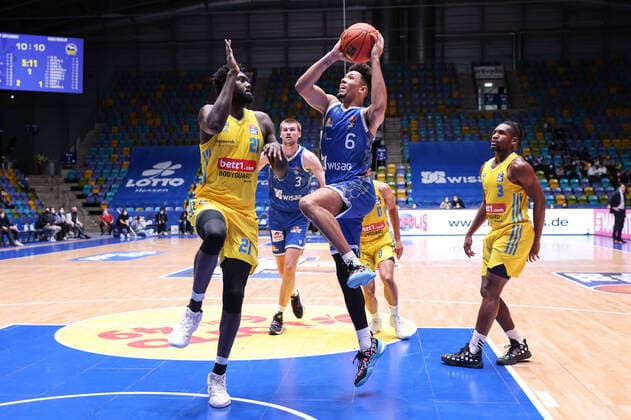 Fraport Skyliners - Alba Berlin, easyCredit-BBL Christ Koumadje (Alba Berlin, 21) verteidigt gegen den angreifenden Len Adam Schoormann (Fraport Skyliners, 6). Rechts Jaleen Smith (Alba Berlin, 3). Basketball-Spiel der easyCredit BBL zwischen den Fraport Skyliners und Alba Berlin am 15. Februar 2022 in der Ballsporthalle in Frankfurt am Main., Frankfurt am Main Hessen Deutschland Ballsporthalle