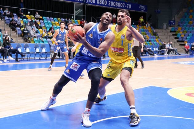 Fraport Skyliners - Alba Berlin, easyCredit-BBL Jamel McLean (Fraport Skyliners, 1) gegen Oscar da Silva (Alba Berlin, 1). Basketball-Spiel der easyCredit BBL zwischen den Fraport Skyliners und Alba Berlin am 15. Februar 2022 in der Ballsporthalle in Frankfurt am Main., Frankfurt am Main Hessen Deutschland Ballsporthalle