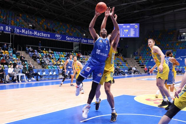 Fraport Skyliners - Alba Berlin, easyCredit-BBL Jamel McLean (Fraport Skyliners, 1) gegen Oscar da Silva (Alba Berlin, 1). Basketball-Spiel der easyCredit BBL zwischen den Fraport Skyliners und Alba Berlin am 15. Februar 2022 in der Ballsporthalle in Frankfurt am Main., Frankfurt am Main Hessen Deutschland Ballsporthalle