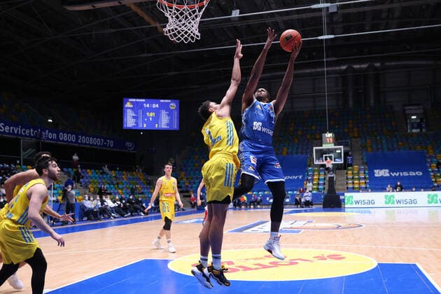 Fraport Skyliners - Alba Berlin, easyCredit-BBL Jamel McLean (Fraport Skyliners, 1) gegen Oscar da Silva (Alba Berlin, 1). Basketball-Spiel der easyCredit BBL zwischen den Fraport Skyliners und Alba Berlin am 15. Februar 2022 in der Ballsporthalle in Frankfurt am Main., Frankfurt am Main Hessen Deutschland Ballsporthalle