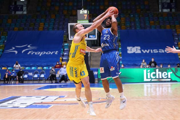 Fraport Skyliners - Alba Berlin, easyCredit-BBL Quantez Robertson (Fraport Skyliners, 23) gegen Luke Sikma (Alba Berlin, 43). Basketball-Spiel der easyCredit BBL zwischen den Fraport Skyliners und Alba Berlin am 15. Februar 2022 in der Ballsporthalle in Frankfurt am Main., Frankfurt am Main Hessen Deutschland Ballsporthalle