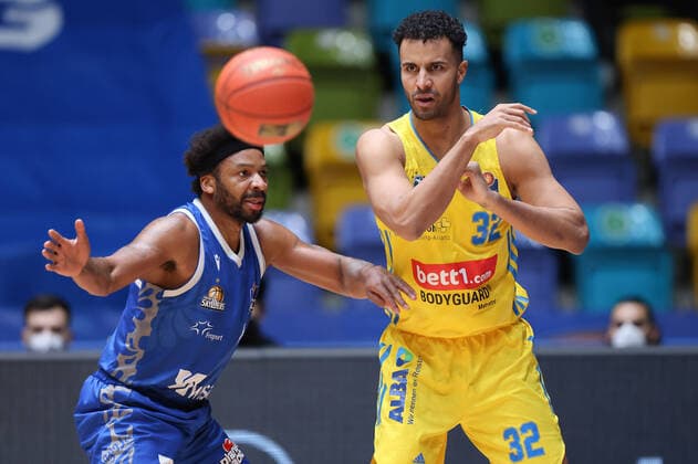 Fraport Skyliners - Alba Berlin, easyCredit-BBL Johannes Thiemann (Alba Berlin, 32) gegen Quantez Robertson (Fraport Skyliners, 23).. Basketball-Spiel der easyCredit BBL zwischen den Fraport Skyliners und Alba Berlin am 15. Februar 2022 in der Ballsporthalle in Frankfurt am Main., Frankfurt am Main Hessen Deutschland Ballsporthalle