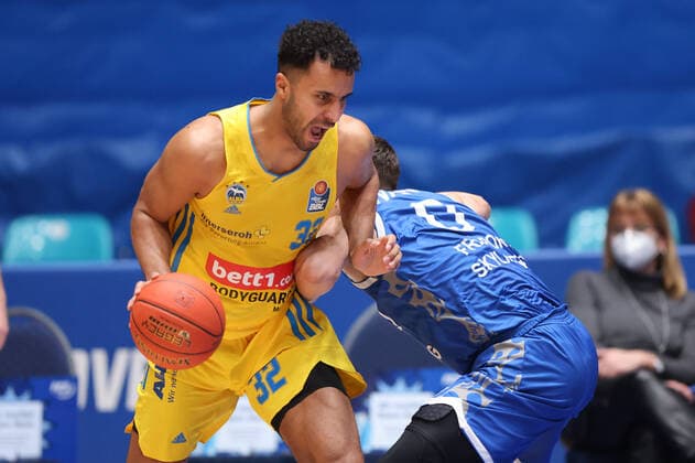 Fraport Skyliners - Alba Berlin, easyCredit-BBL Johannes Thiemann (Alba Berlin, 32) gegen Lukas Wank (Fraport Skyliners, 0). Basketball-Spiel der easyCredit BBL zwischen den Fraport Skyliners und Alba Berlin am 15. Februar 2022 in der Ballsporthalle in Frankfurt am Main., Frankfurt am Main Hessen Deutschland Ballsporthalle