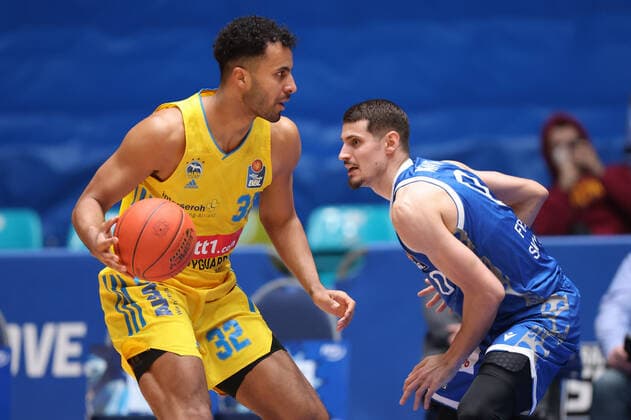 Fraport Skyliners - Alba Berlin, easyCredit-BBL Johannes Thiemann (Alba Berlin, 32) gegen Lukas Wank (Fraport Skyliners, 0). Basketball-Spiel der easyCredit BBL zwischen den Fraport Skyliners und Alba Berlin am 15. Februar 2022 in der Ballsporthalle in Frankfurt am Main., Frankfurt am Main Hessen Deutschland Ballsporthalle