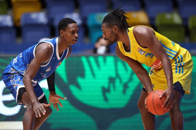 Sport Bilder des Tages Fraport Skyliners - Alba Berlin, easyCredit-BBL Links Brancou Badio (Fraport Skyliners, 8), rechts Jaleen Smith (Alba Berlin, 3). Basketball-Spiel der easyCredit BBL zwischen den Fraport Skyliners und Alba Berlin am 15. Februar 2022 in der Ballsporthalle in Frankfurt am Main., Frankfurt am Main Hessen Deutschland Ballsporthalle