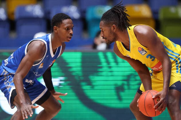 Fraport Skyliners - Alba Berlin, easyCredit-BBL Links Brancou Badio (Fraport Skyliners, 8), rechts Jaleen Smith (Alba Berlin, 3). Basketball-Spiel der easyCredit BBL zwischen den Fraport Skyliners und Alba Berlin am 15. Februar 2022 in der Ballsporthalle in Frankfurt am Main., Frankfurt am Main Hessen Deutschland Ballsporthalle