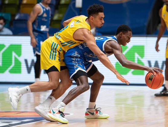 15.02.2022, xsltx, Basketball BBL Bundesliga, Frankfurt Skyliners - Alba Berlin emspor, v.l. Maodo LÃ - PG (Alba Berlin), Brancou Badio - Point Guard (Fraport Skyliners) (DFL DFB REGULATIONS PROHIBIT ANY USE OF PHOTOGRAPHS as IMAGE SEQUENCES and or QUASI-VIDEO) Frankfurt am Main