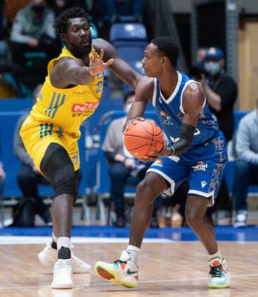 15.02.2022, xsltx, Basketball BBL Bundesliga, Frankfurt Skyliners - Alba Berlin emspor, v.l. Christ Koumadje - C (Alba Berlin), Brancou Badio - Point Guard (Fraport Skyliners) (DFL DFB REGULATIONS PROHIBIT ANY USE OF PHOTOGRAPHS as IMAGE SEQUENCES and or QUASI-VIDEO) Frankfurt am Main