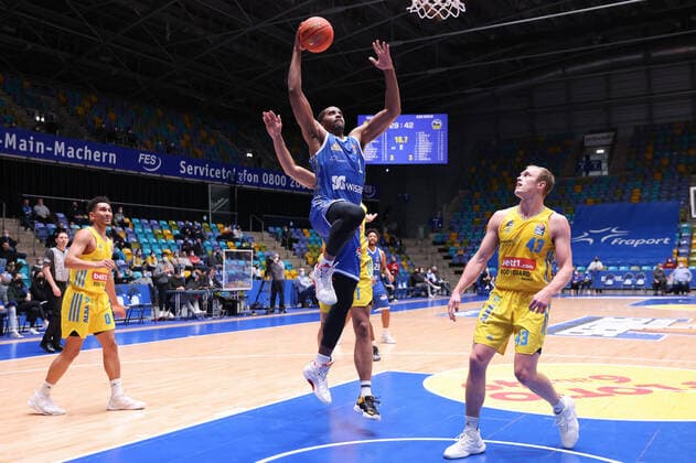 Fraport Skyliners - Alba Berlin, easyCredit-BBL Jamel McLean (Fraport Skyliners, 1) steigt hoch zum Korb, rechts Luke Sikma (Alba Berlin, 43). Basketball-Spiel der easyCredit BBL zwischen den Fraport Skyliners und Alba Berlin am 15. Februar 2022 in der Ballsporthalle in Frankfurt am Main., Frankfurt am Main Hessen Deutschland Ballsporthalle