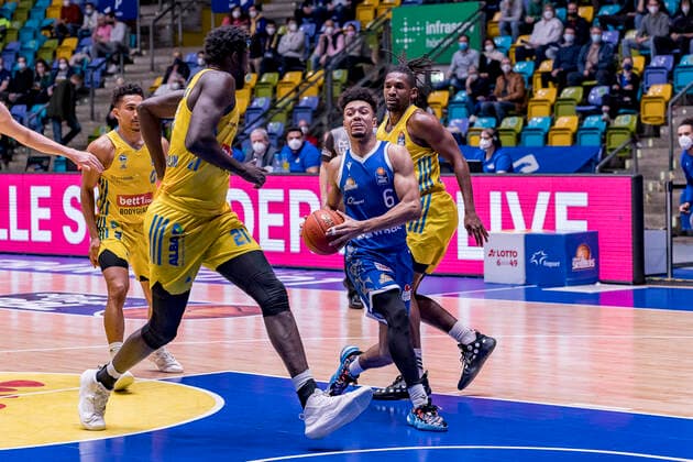 easycredit BBL, Fraport Skyliners vs. Alba Berlin, Frankfurt, Fraport Arena, 15.2.2022 Len Adam Schoormann (Fraport Skyliners 6), Fraport Skyliners vs. Alba Berlin, Frankfurt, Fraport Arena, 15.2.2022 Copyright: xBEAUTIFULxSPORTS Gawlikx