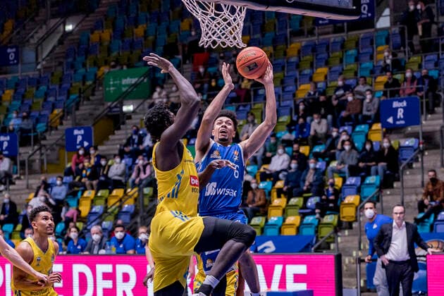 easycredit BBL, Fraport Skyliners vs. Alba Berlin, Frankfurt, Fraport Arena, 15.2.2022 Len Adam Schoormann (Fraport Skyliners 6) & Christ Koumadje (Alba Berlin 21), Fraport Skyliners vs. Alba Berlin, Frankfurt, Fraport Arena, 15.2.2022 Copyright: xBEAUTIFULxSPORTS Gawlikx