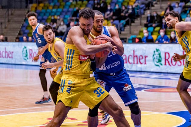 easycredit BBL, Fraport Skyliners vs. Alba Berlin, Frankfurt, Fraport Arena, 15.2.2022 Rasheed Moore (Fraport Skyliners 20) & Johannes Thiemann (Alba Berlin 32), Fraport Skyliners vs. Alba Berlin, Frankfurt, Fraport Arena, 15.2.2022 Copyright: xBEAUTIFULxSPORTS Gawlikx