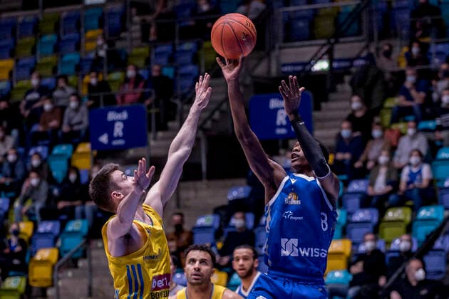 easycredit BBL, Fraport Skyliners vs. Alba Berlin, Frankfurt, Fraport Arena, 15.2.2022 Brancou Badio (Fraport Skyliners 8) & Jonas Mattisseck (Alba Berlin 9), Fraport Skyliners vs. Alba Berlin, Frankfurt, Fraport Arena, 15.2.2022 Copyright: xBEAUTIFULxSPORTS Gawlikx
