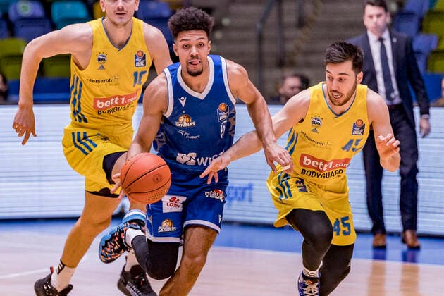 easycredit BBL, Fraport Skyliners vs. Alba Berlin, Frankfurt, Fraport Arena, 15.2.2022 Len Adam Schoormann (Fraport Skyliners 6) & Tamir Blatt (Alba Berlin 45), fFraport Skyliners vs. Alba Berlin, Frankfurt, Fraport Arena, 15.2.2022 Copyright: xBEAUTIFULxSPORTS Gawlikx