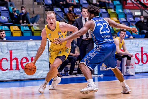 easycredit BBL, Fraport Skyliners vs. Alba Berlin, Frankfurt, Fraport Arena, 15.2.2022 Luke Sikma (Alba Berlin 43) & Quantez Robertson (Fraport Skyliners 23), Fraport Skyliners vs. Alba Berlin, Frankfurt, Fraport Arena, 15.2.2022 Copyright: xBEAUTIFULxSPORTS Gawlikx