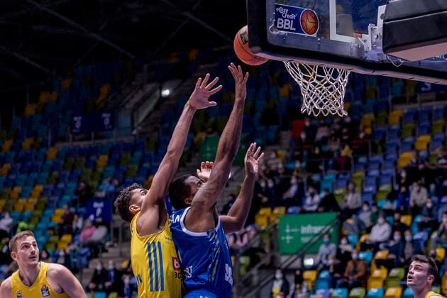 easycredit BBL, Fraport Skyliners vs. Alba Berlin, Frankfurt, Fraport Arena, 15.2.2022 Jamel McLean (Fraport Skyliners 1) & Oscar Da Silva (Alba Berlin 1), Fraport Skyliners vs. Alba Berlin, Frankfurt, Fraport Arena, 15.2.2022 Copyright: xBEAUTIFULxSPORTS Gawlikx