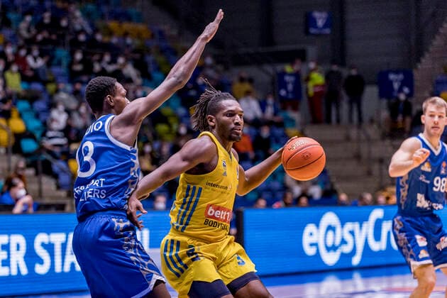 easycredit BBL, Fraport Skyliners vs. Alba Berlin, Frankfurt, Fraport Arena, 15.2.2022 Brancou Badio (Fraport Skyliners 8) & Jaleen Smith (Alba Berlin 3), Fraport Skyliners vs. Alba Berlin, Frankfurt, Fraport Arena, 15.2.2022 Copyright: xBEAUTIFULxSPORTS Gawlikx