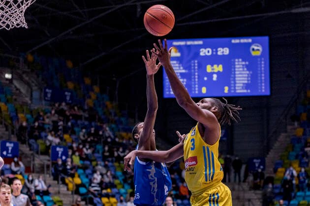 easycredit BBL, Fraport Skyliners vs. Alba Berlin, Frankfurt, Fraport Arena, 15.2.2022 Brancou Badio (Fraport Skyliners 8) & Jaleen Smith (Alba Berlin 3), Fraport Skyliners vs. Alba Berlin, Frankfurt, Fraport Arena, 15.2.2022 Copyright: xBEAUTIFULxSPORTS Gawlikx