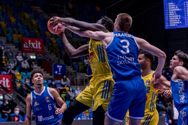 easycredit BBL, Fraport Skyliners vs. Alba Berlin, Frankfurt, Fraport Arena, 15.2.2022 Matt Haarms (Fraport Skyliners 3) & Christ Koumadje (Alba Berlin 21), Fraport Skyliners vs. Alba Berlin, Frankfurt, Fraport Arena, 15.2.2022 Copyright: xBEAUTIFULxSPORTS Gawlikx