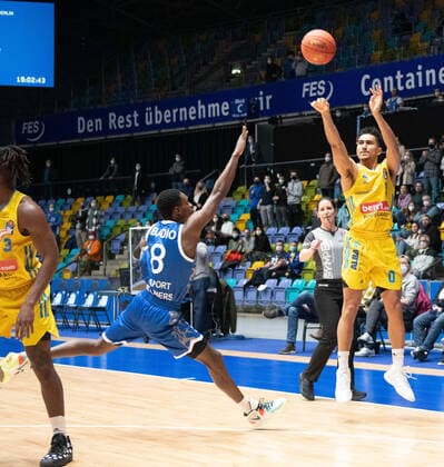 15.02.2022, xsltx, Basketball BBL Bundesliga, Frankfurt Skyliners - Alba Berlin emspor, v.l. Spielmacher unter sich Brancou Badio - Point Guard (Fraport Skyliners), Maodo LÃ - PG (Alba Berlin) - Lo punktet (DFL DFB REGULATIONS PROHIBIT ANY USE OF PHOTOGRAPHS as IMAGE SEQUENCES and or QUASI-VIDEO) Frankfurt am Main