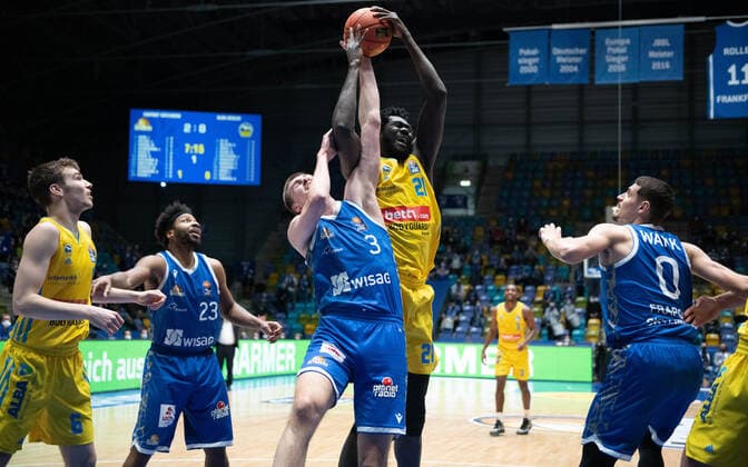 15.02.2022, xsltx, Basketball BBL Bundesliga, Frankfurt Skyliners - Alba Berlin emspor, v.l. Malte Delow - SF SG (Alba Berlin), Quantez Robertson - Shoot Guard (Fraport Skyliners), Matt Haarms - Center (Fraport Skyliners), Christ Koumadje - C (Alba Berlin), Lukas Wank- Shoot Guard (Fraport Skyliners) - Duell der Riesen (Haarms und Koumadie) (DFL DFB REGULATIONS PROHIBIT ANY USE OF PHOTOGRAPHS as IMAGE SEQUENCES and or QUASI-VIDEO) Frankfurt am Main