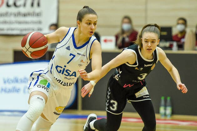 Halle, Deutschland 15. Februar 2022: 1.BBL - Damen - 2021 2022 - Gisa Lions SV Halle vs. Rheinland Lions v. li. im Zweikampf Laura Schinkel (Halle) und Jienke de Leyn (Rheinland Lions) SWH.arena Sachsen Anhalt Copyright: xFotostandx xxBallaschx