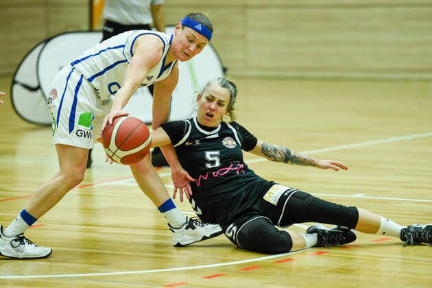 Halle, Deutschland 15. Februar 2022: 1.BBL - Damen - 2021 2022 - Gisa Lions SV Halle vs. Rheinland Lions v. li. im Zweikampf Rachael Vanderwal (Halle) und Joyce Cousseins-Smith (Rheinland Lions) SWH.arena Sachsen Anhalt Copyright: xFotostandx xxBallaschx