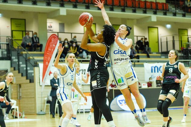 Halle, Deutschland 15. Februar 2022: 1.BBL - Damen - 2021 2022 - Gisa Lions SV Halle vs. Rheinland Lions v. li. im Zweikampf Brianna Rollerson (Rheinland Lions) und Eilidh Simpson (Halle) SWH.arena Sachsen Anhalt Copyright: xFotostandx xxBallaschx