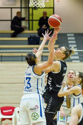Halle, Deutschland 15. Februar 2022: 1.BBL - Damen - 2021 2022 - Gisa Lions SV Halle vs. Rheinland Lions v. li. im Zweikampf Devran Tanacan (Halle) und Lisa Koop (Rheinland Lions) SWH.arena Sachsen Anhalt Copyright: xFotostandx xxBallaschx