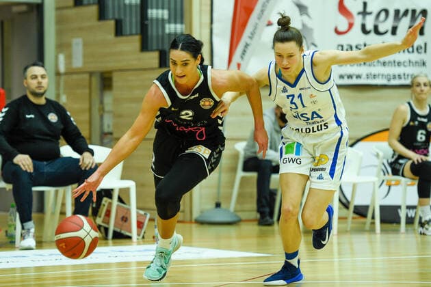 Halle, Deutschland 15. Februar 2022: 1.BBL - Damen - 2021 2022 - Gisa Lions SV Halle vs. Rheinland Lions v. li. im Zweikampf Taylor Wurtz-Purifoy (Rheinland Lions) und Charlotte Kreuter (Halle) SWH.arena Sachsen Anhalt Copyright: xFotostandx xxBallaschx