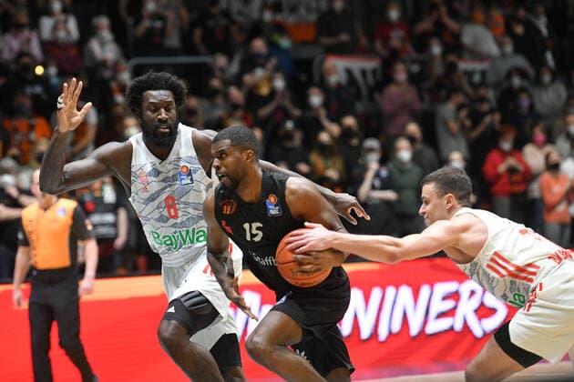 Othello Hunter (FC Bayern Muenchen Basketball) li., Zan Mark Sisko (FC Bayern Muenchen Basketball) re. und Frantz Massenat (Niners Chemnitz) re., Niners Chemnitz vs. FC Bayern Muenchen Basketball, easycredit Basketball Bundesliga, 15.02.2022 Niners Chemnitz vs. FC Bayern Muenchen Basketball, easycredit Basketball Bundesliga, 15.02.2022 Chemnitz Copyright: xBertxHarzer xEibner-xPressefotox