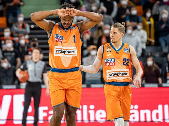 Cristiano Felicio (Ratiopharm Ulm 01) musste frueh verletzt ausgewechselt werden, Ratiopharm Ulm vs. Basketball Loewen Braunschweig, Basketball, Maenner, 1. Bundesliga, 15.02.2022 EIBNER Michael Schmidt Ratiopharm Ulm vs. Basketball Loewen Braunschweig, Basketball, Maenner, 1. Bundesliga, 15.02.2022 Neu-Ulm Copyright: xEIBNER MichaelxSchmidtx EP_MST