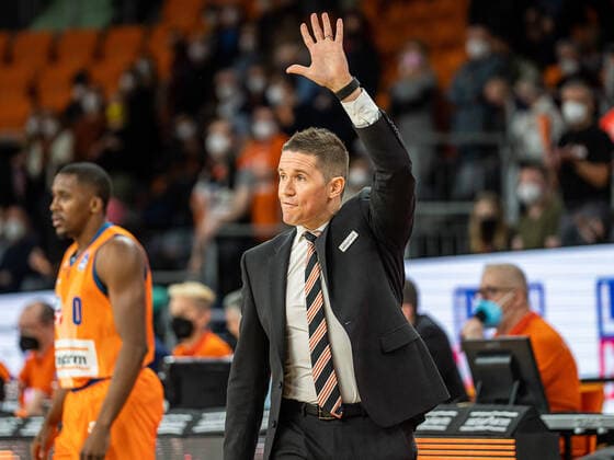 Jaka Lakovic, Head-Coach (Ratiopharm Ulm) gibt Anweisungen, Ratiopharm Ulm vs. Basketball Loewen Braunschweig, Basketball, Maenner, 1. Bundesliga, 15.02.2022 EIBNER Michael Schmidt Ratiopharm Ulm vs. Basketball Loewen Braunschweig, Basketball, Maenner, 1. Bundesliga, 15.02.2022 Neu-Ulm Copyright: xEIBNER MichaelxSchmidtx EP_MST