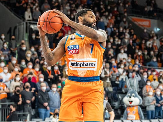 Sindarius Thornwell (Ratiopharm Ulm, 07) holt sich den Rebound, Ratiopharm Ulm vs. Basketball Loewen Braunschweig, Basketball, Maenner, 1. Bundesliga, 15.02.2022 EIBNER Michael Schmidt Ratiopharm Ulm vs. Basketball Loewen Braunschweig, Basketball, Maenner, 1. Bundesliga, 15.02.2022 Neu-Ulm Copyright: xEIBNER MichaelxSchmidtx EP_MST