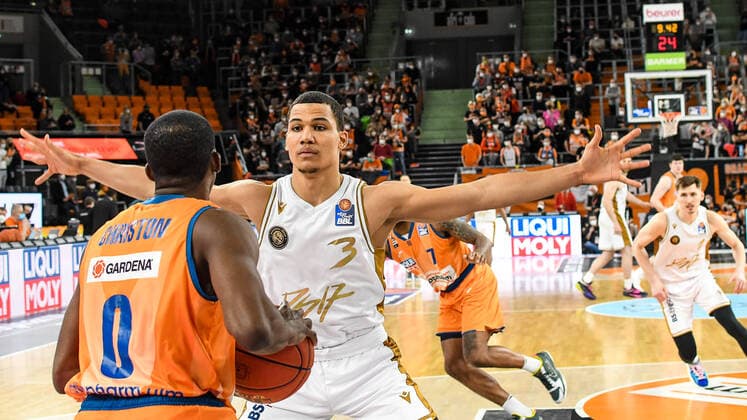 GER, BBL, ratiopharm Ulm vs Basketball Löwen Braunschweig 15.02.2022, ratiopharm arena, Neu-Ulm, GER, BBL, ratiopharm Ulm vs Basketball Löwen Braunschweig, im Bild Semaj Christon (Ulm, 0), Nicholas Tischler (Braunschweig, 3) nordphotoxGmbHx xHafner nph00200