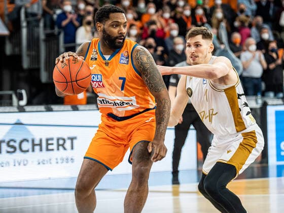 Sindarius Thornwell (Ratiopharm Ulm, 07) im Zweikampf mit David Kraemer (Basketball Loewen Braunschweig, 01), Ratiopharm Ulm vs. Basketball Loewen Braunschweig, Basketball, Maenner, 1. Bundesliga, 15.02.2022 EIBNER Michael Schmidt Ratiopharm Ulm vs. Basketball Loewen Braunschweig, Basketball, Maenner, 1. Bundesliga, 15.02.2022 Neu-Ulm Copyright: xEIBNER MichaelxSchmidtx EP_MST