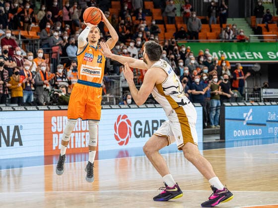 Thomas Klepeisz (Ratiopharm Ulm, 22) wirft einen Dreier, Ratiopharm Ulm vs. Basketball Loewen Braunschweig, Basketball, Maenner, 1. Bundesliga, 15.02.2022 EIBNER Michael Schmidt Ratiopharm Ulm vs. Basketball Loewen Braunschweig, Basketball, Maenner, 1. Bundesliga, 15.02.2022 Neu-Ulm Copyright: xEIBNER MichaelxSchmidtx EP_MST