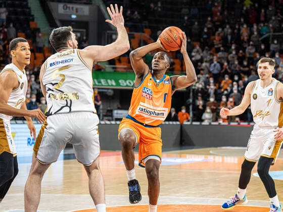 Semaj Christon (Ratiopharm Ulm, 00) beim Korbleger, Ratiopharm Ulm vs. Basketball Loewen Braunschweig, Basketball, Maenner, 1. Bundesliga, 15.02.2022 EIBNER Michael Schmidt Ratiopharm Ulm vs. Basketball Loewen Braunschweig, Basketball, Maenner, 1. Bundesliga, 15.02.2022 Neu-Ulm Copyright: xEIBNER MichaelxSchmidtx EP_MST