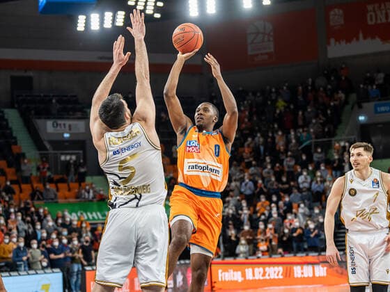 Semaj Christon (Ratiopharm Ulm, 00) beim Wurf, Ratiopharm Ulm vs. Basketball Loewen Braunschweig, Basketball, Maenner, 1. Bundesliga, 15.02.2022 EIBNER Michael Schmidt Ratiopharm Ulm vs. Basketball Loewen Braunschweig, Basketball, Maenner, 1. Bundesliga, 15.02.2022 Neu-Ulm Copyright: xEIBNER MichaelxSchmidtx EP_MST