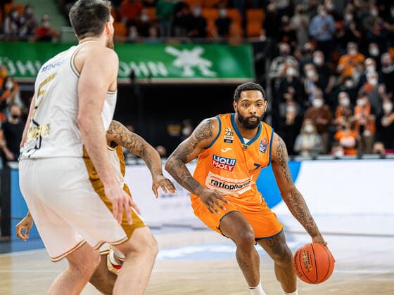 Sindarius Thornwell (Ratiopharm Ulm, 07) zieht zum Korb, Ratiopharm Ulm vs. Basketball Loewen Braunschweig, Basketball, Maenner, 1. Bundesliga, 15.02.2022 EIBNER Michael Schmidt Ratiopharm Ulm vs. Basketball Loewen Braunschweig, Basketball, Maenner, 1. Bundesliga, 15.02.2022 Neu-Ulm Copyright: xEIBNER MichaelxSchmidtx EP_MST